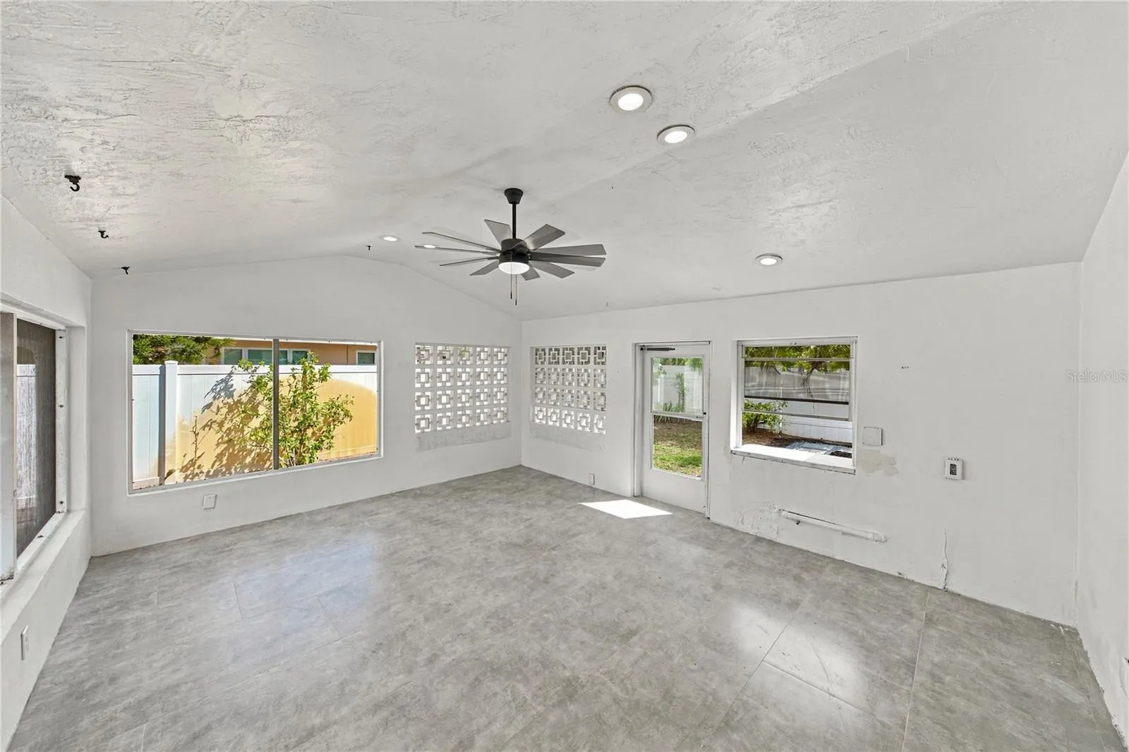 1302 ROBIN RD S