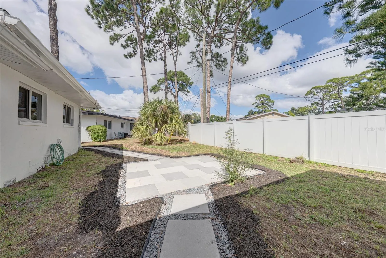 1302 ROBIN RD S