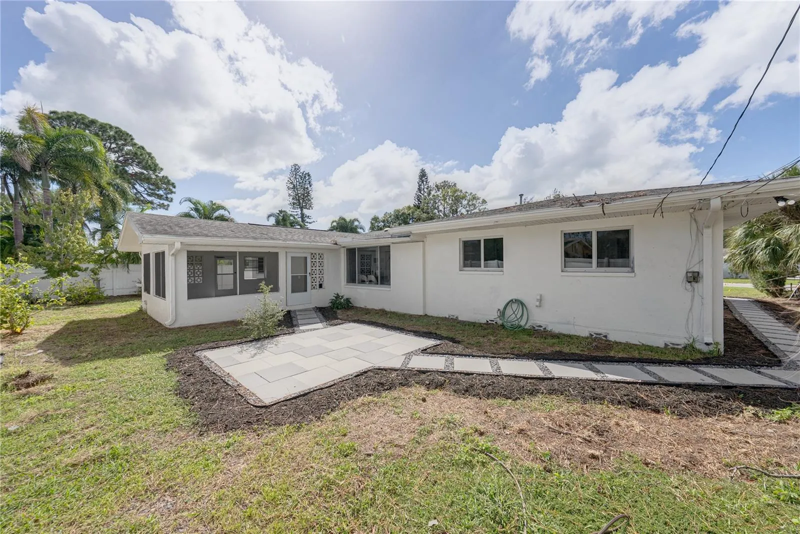 1302 ROBIN RD S