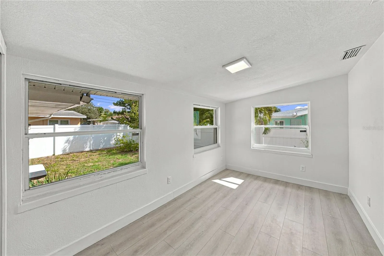 1302 ROBIN RD S