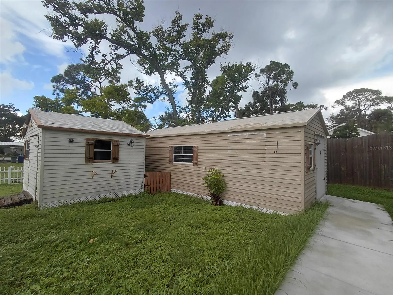 860 JACARANDA ST