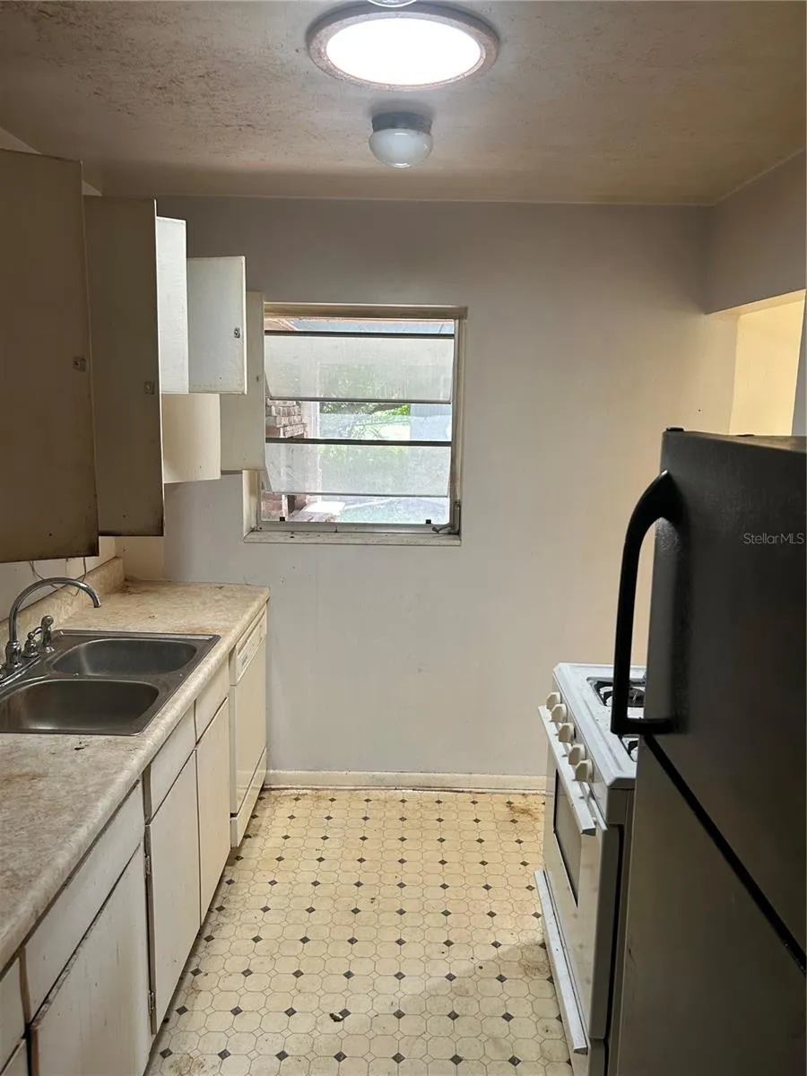 1109 W PAGE DR