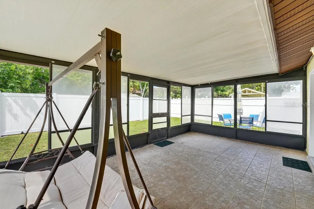 1667 E SHANGRI LA DR
