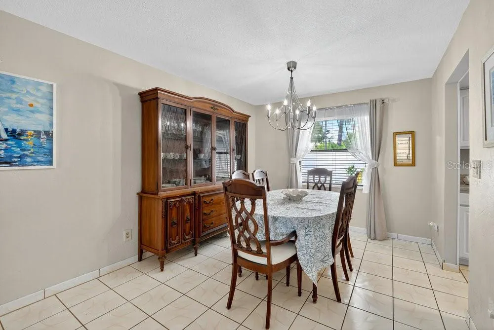 1667 E SHANGRI LA DR
