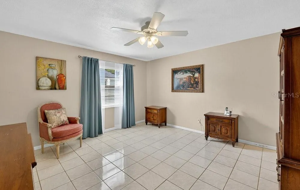 1667 E SHANGRI LA DR