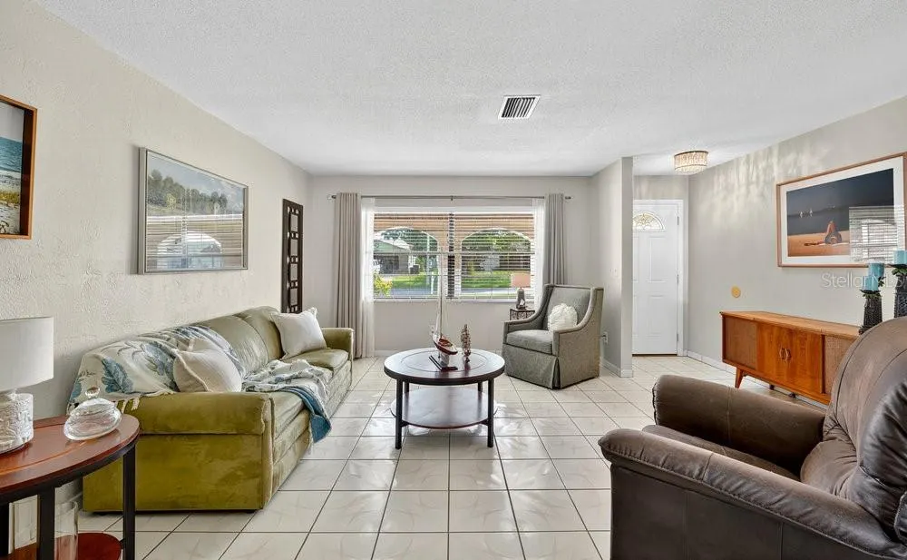 1667 E SHANGRI LA DR