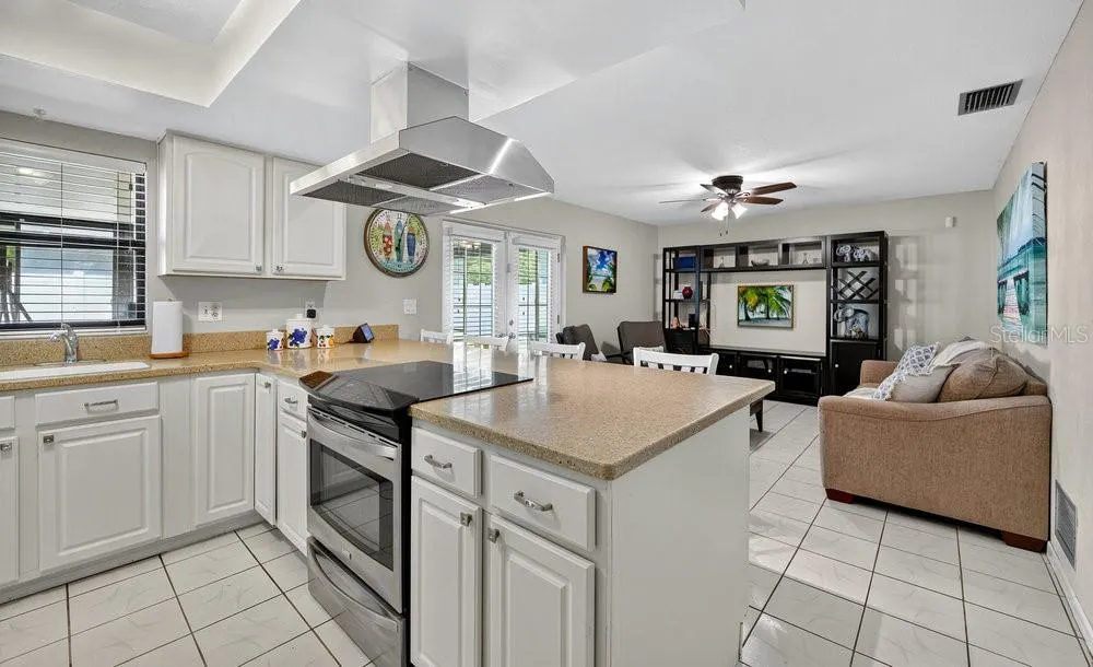 1667 E SHANGRI LA DR