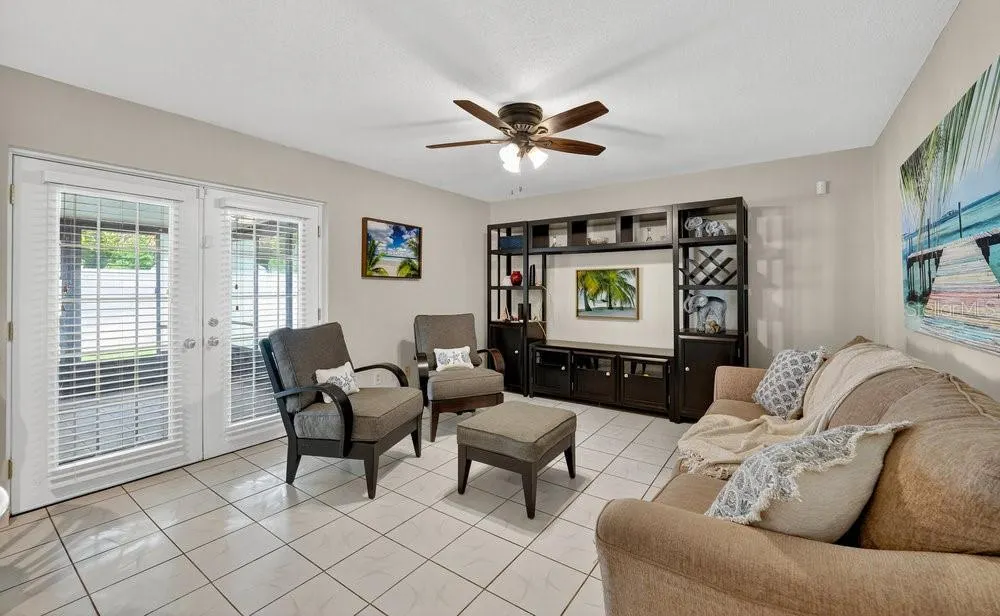 1667 E SHANGRI LA DR