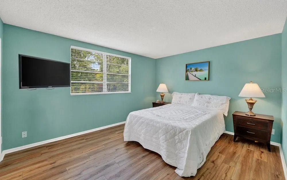 1667 E SHANGRI LA DR