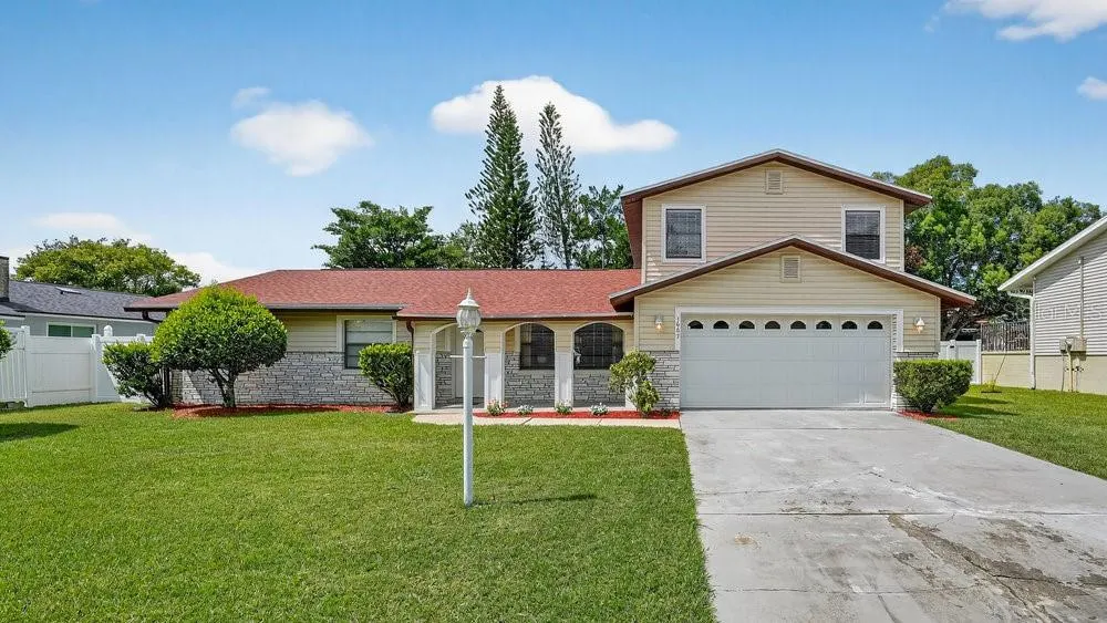 1667 E SHANGRI LA DR