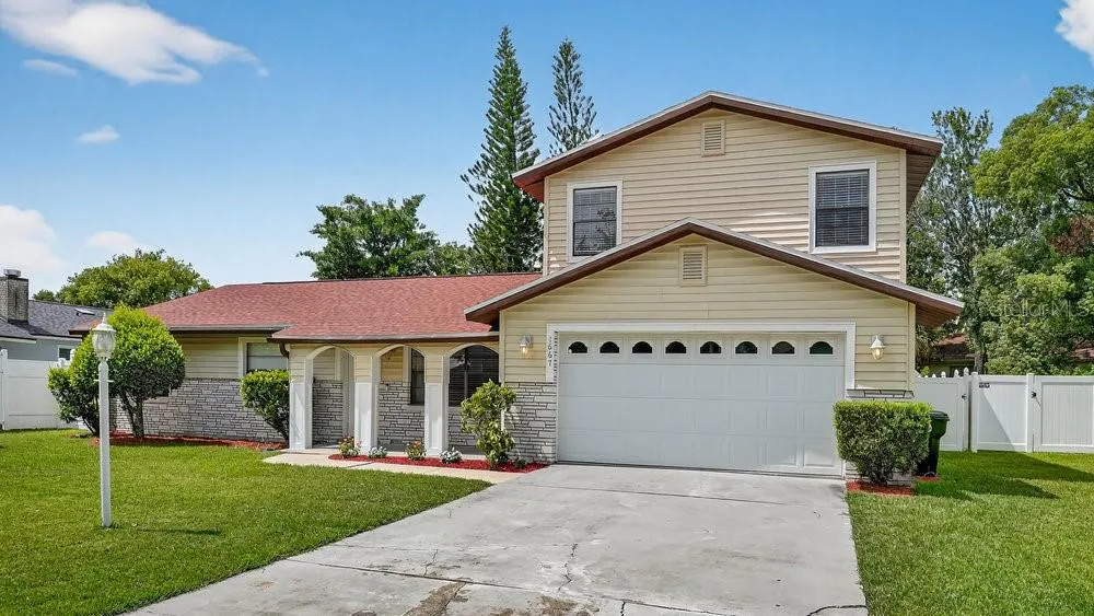 1667 E SHANGRI LA DR