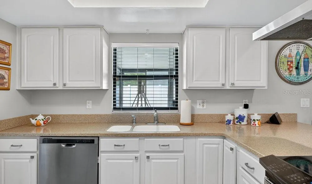 1667 E SHANGRI LA DR
