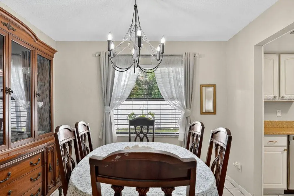1667 E SHANGRI LA DR
