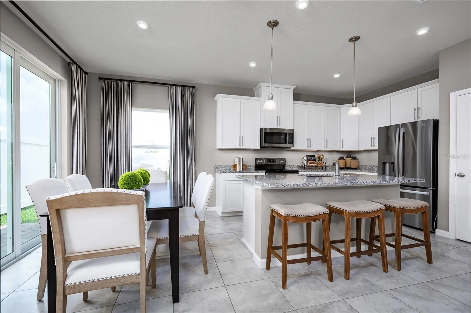 10106 ZENNIA LN