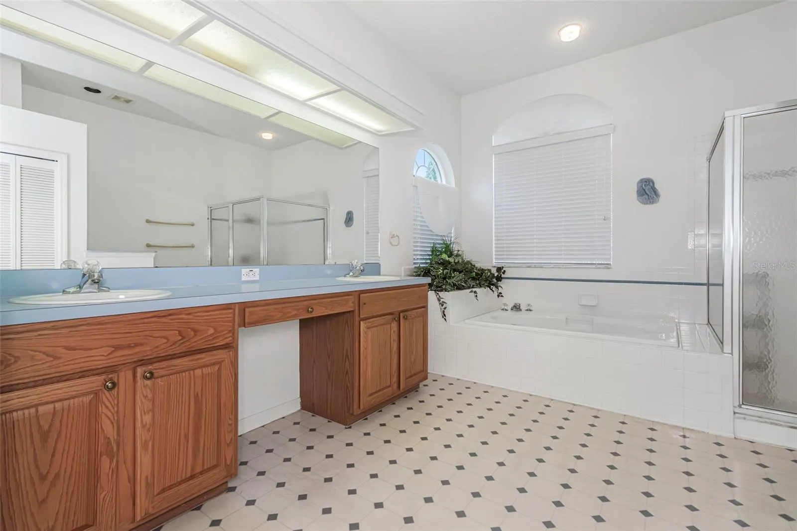 9807 OAKWOOD HILLS CT