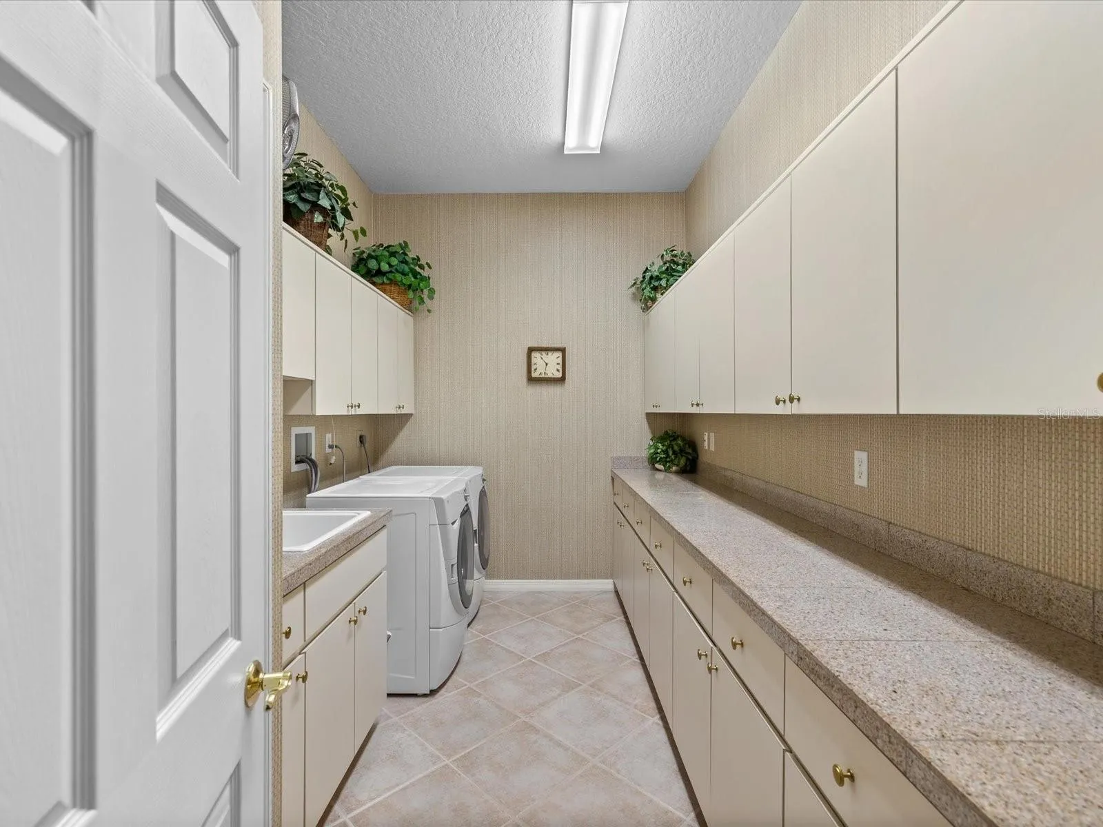 1566 MARY LN