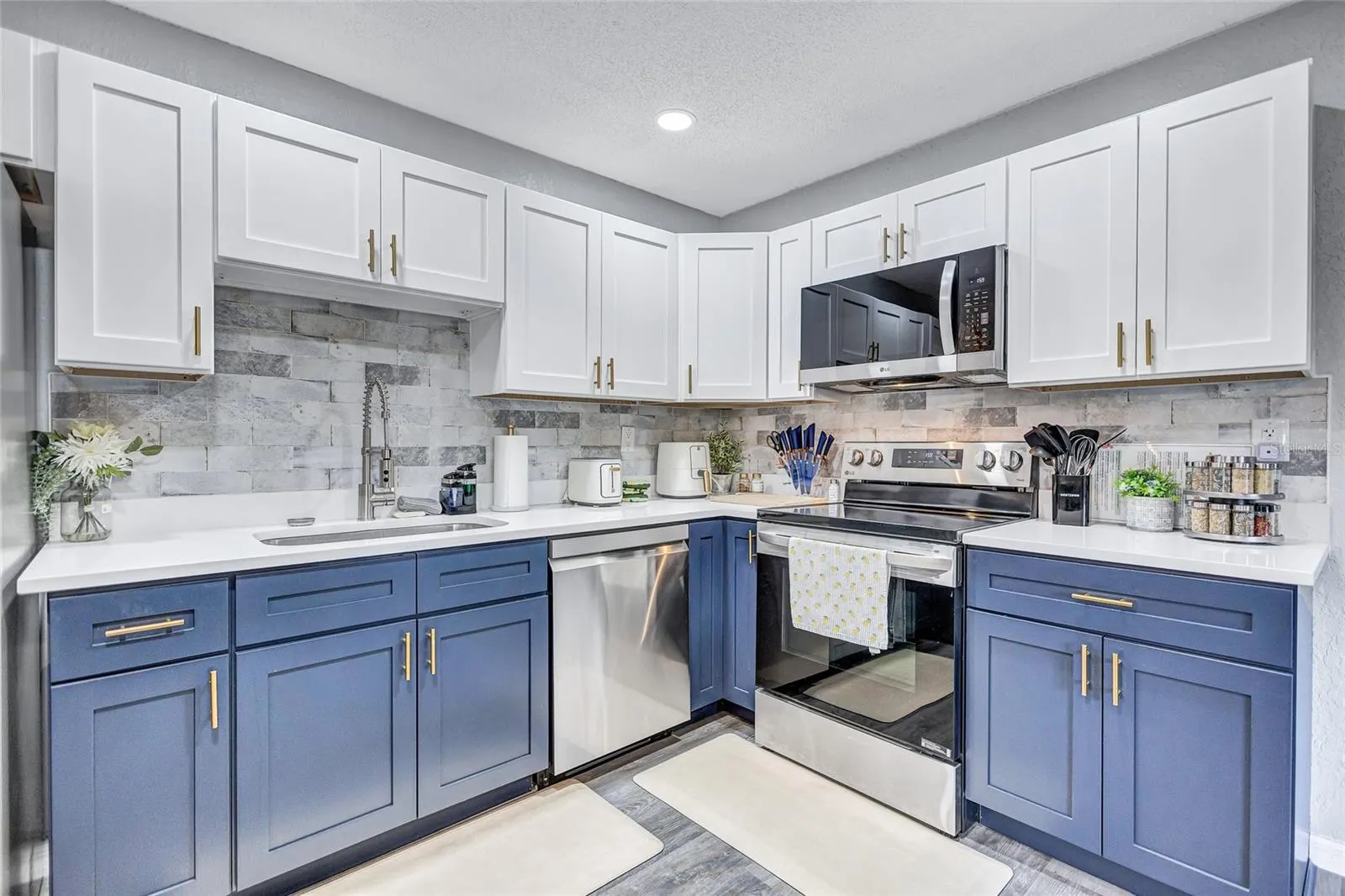 3405 POINSETTIA DR