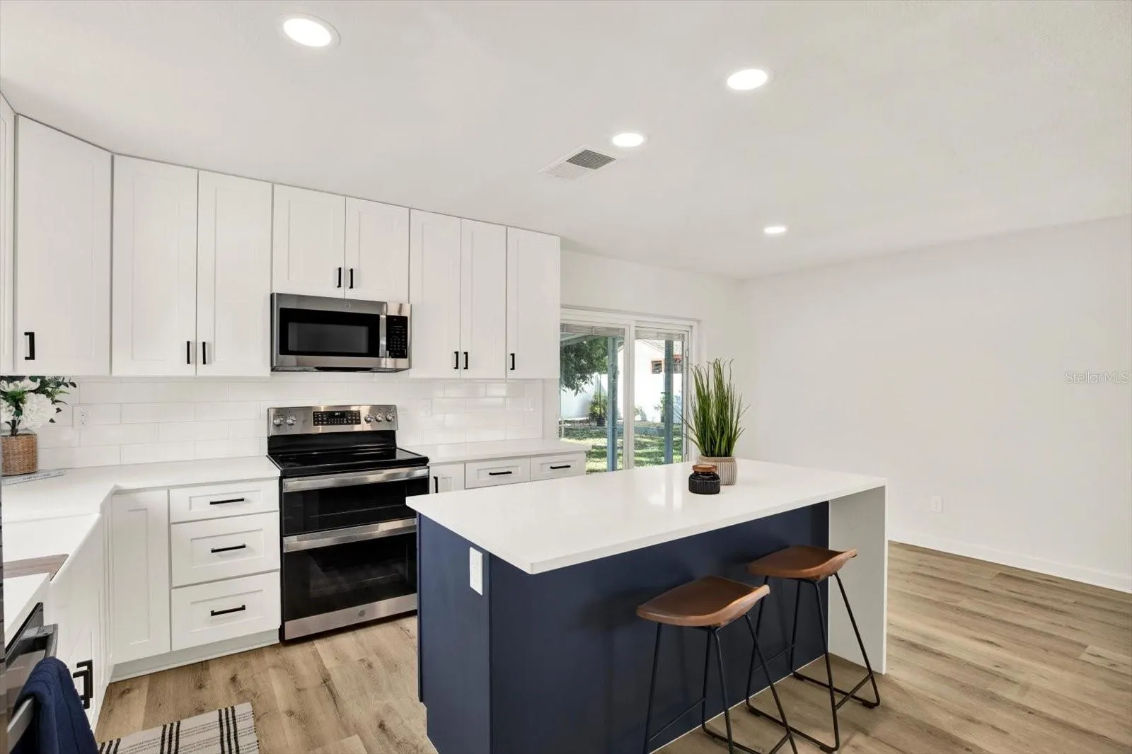 8232 82ND AVE