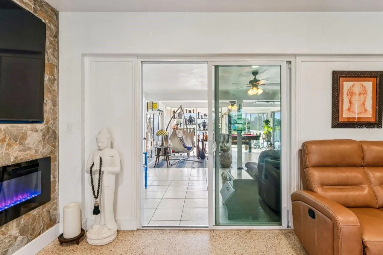 1044 SAVOY CT