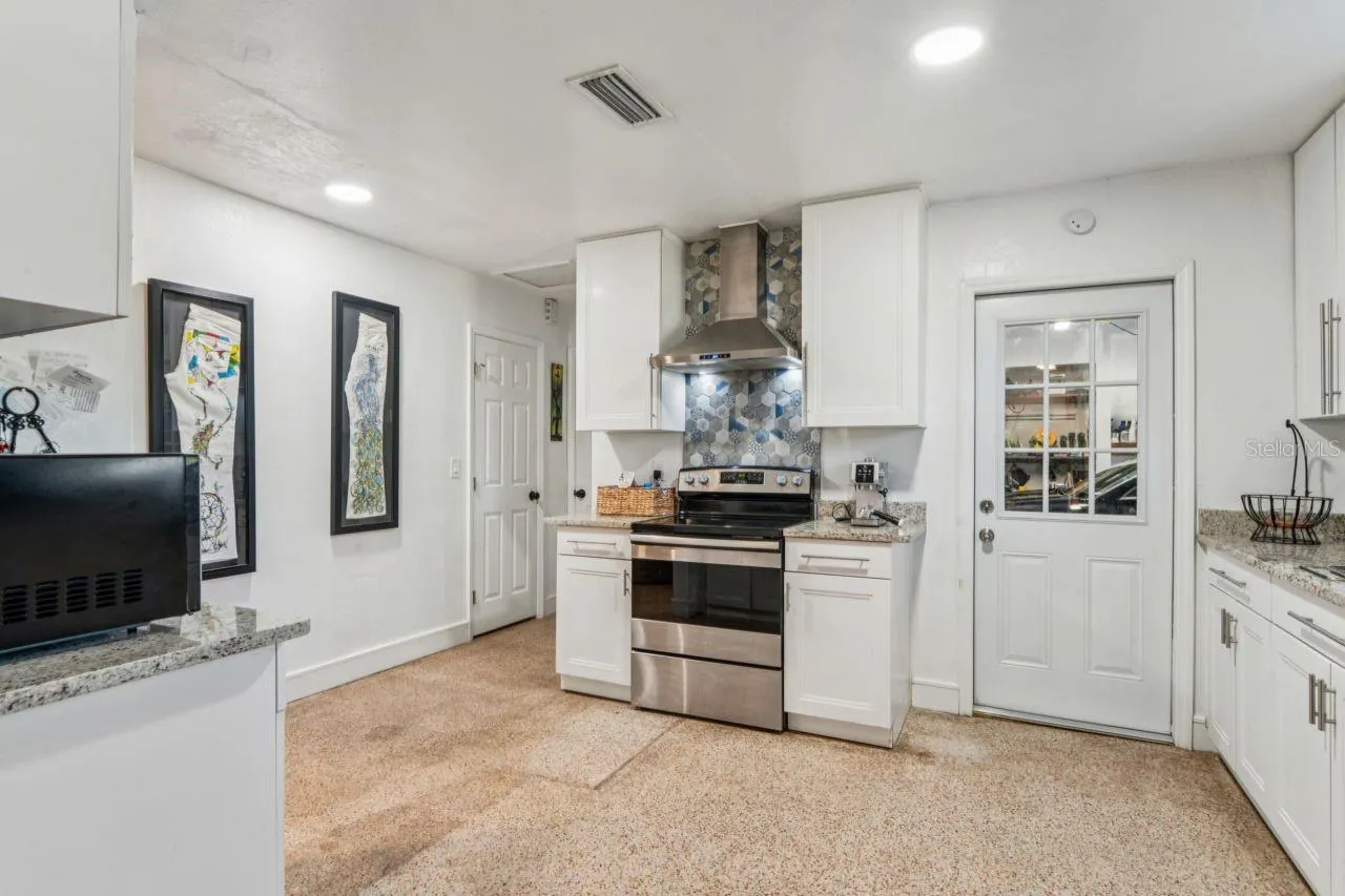1044 SAVOY CT
