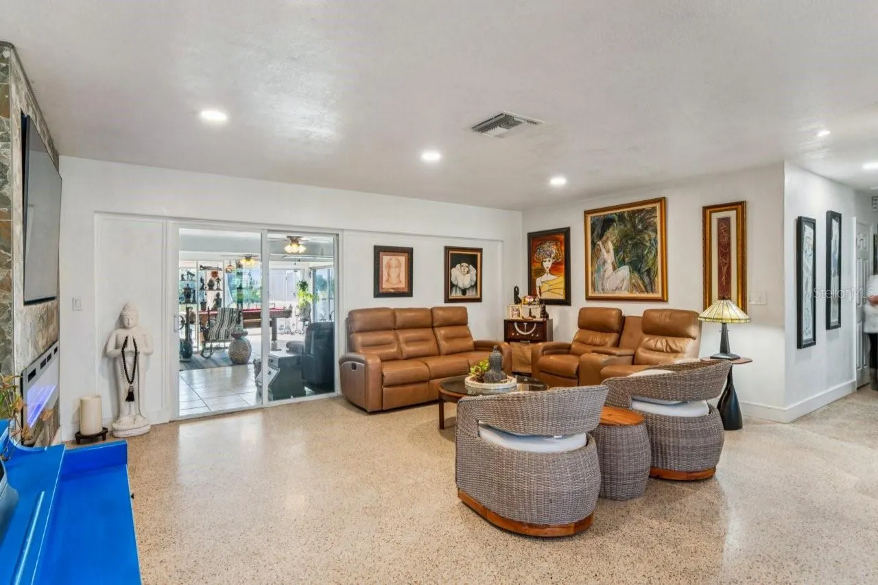 1044 SAVOY CT