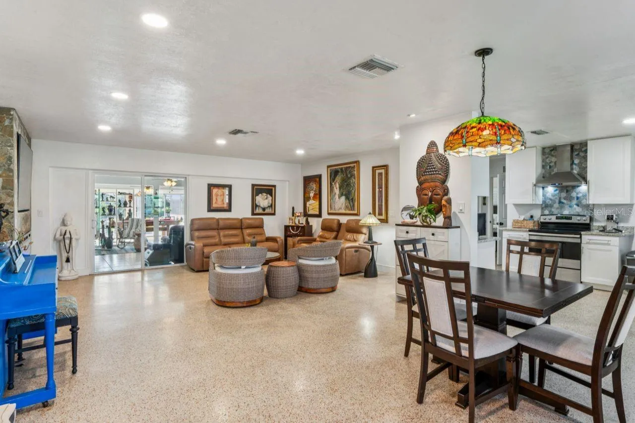 1044 SAVOY CT