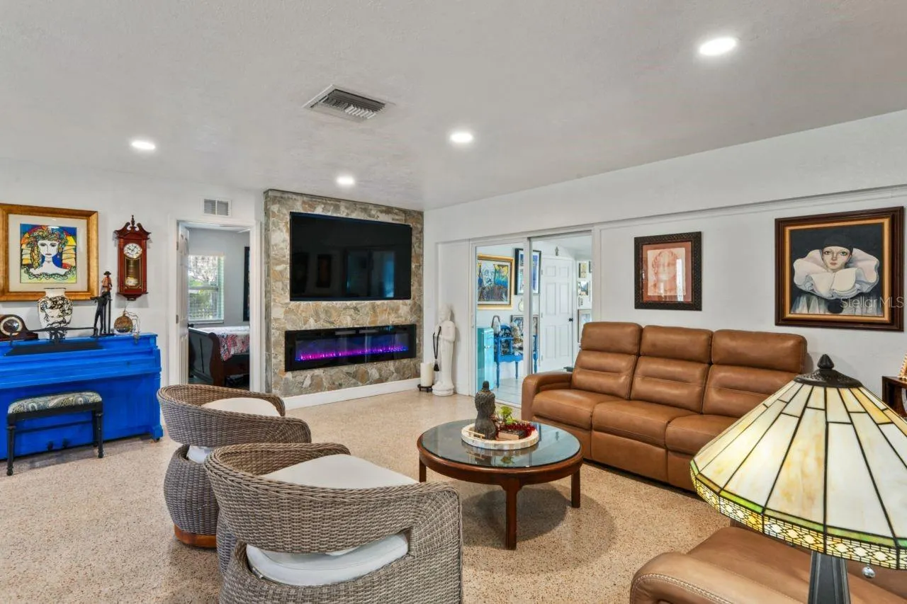 1044 SAVOY CT