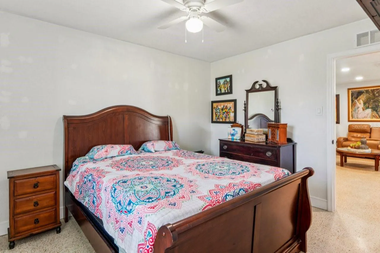 1044 SAVOY CT