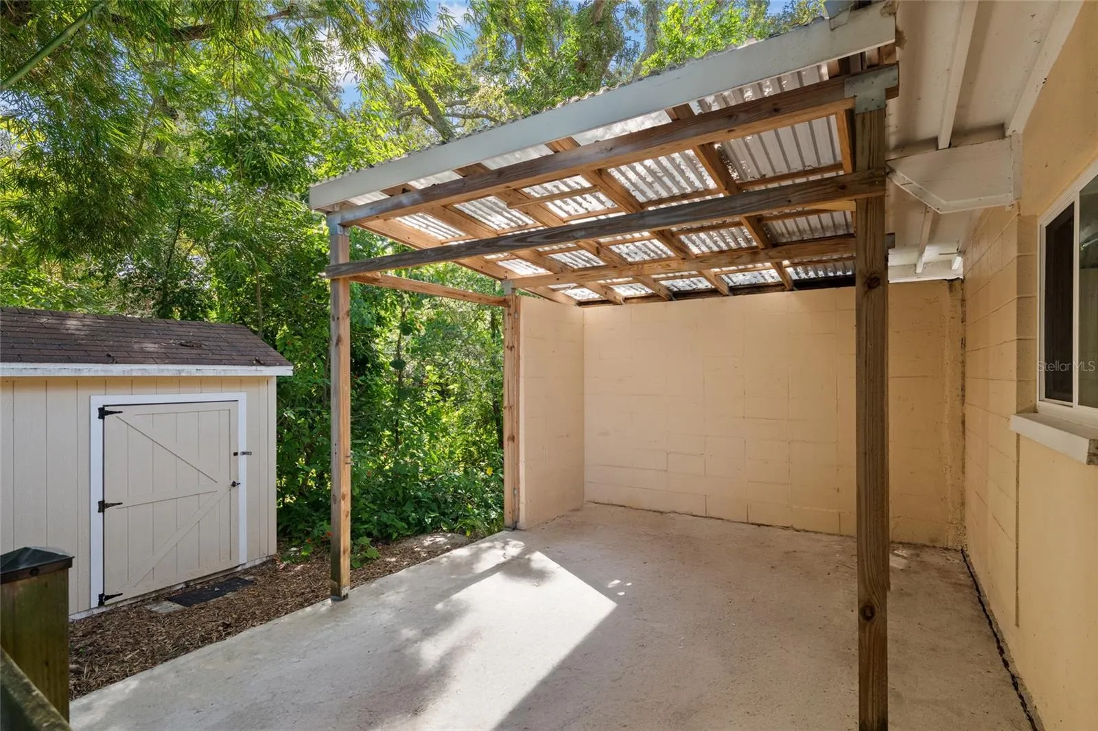 1211 BROOKSIDE DR