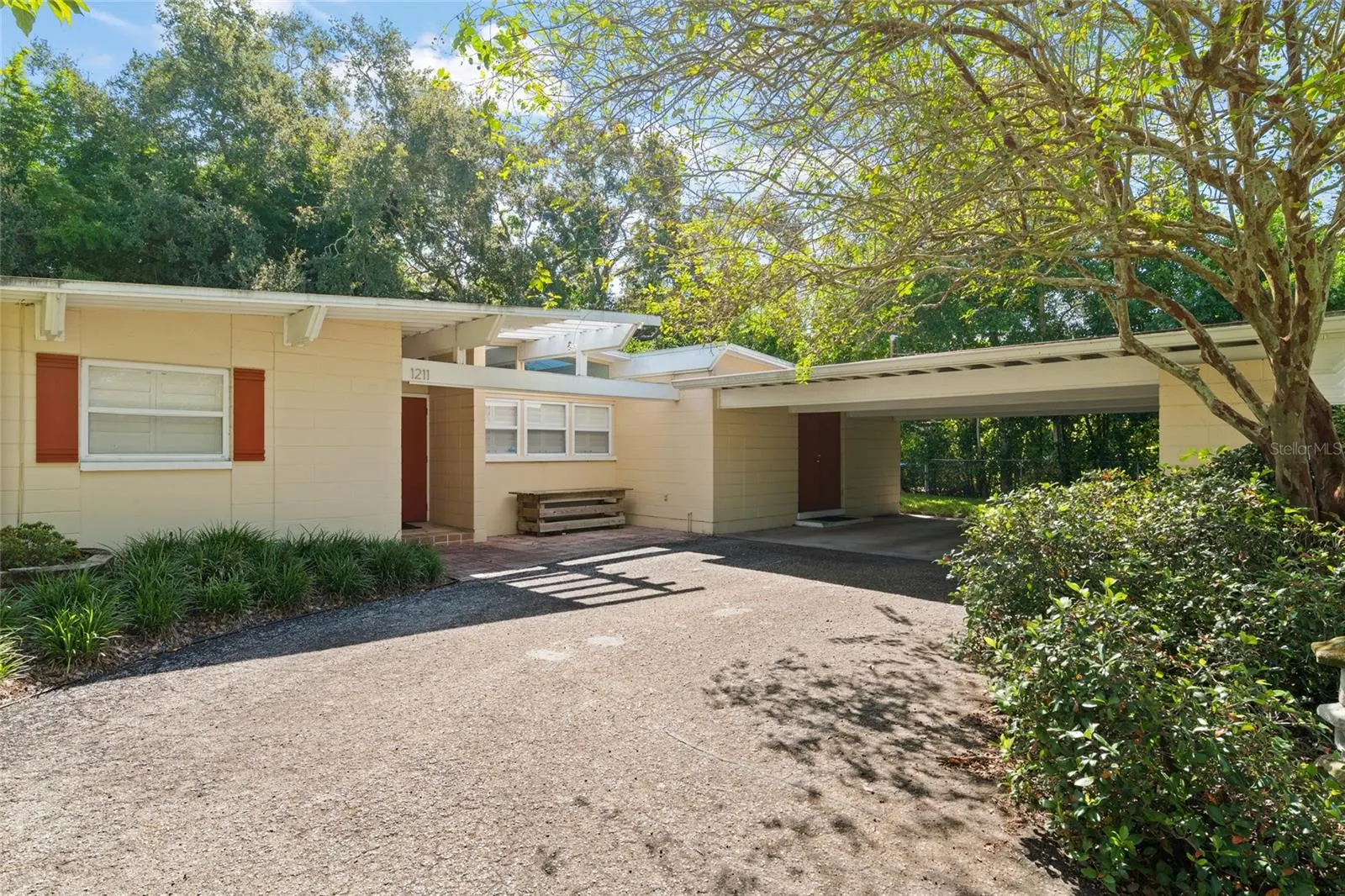 1211 BROOKSIDE DR