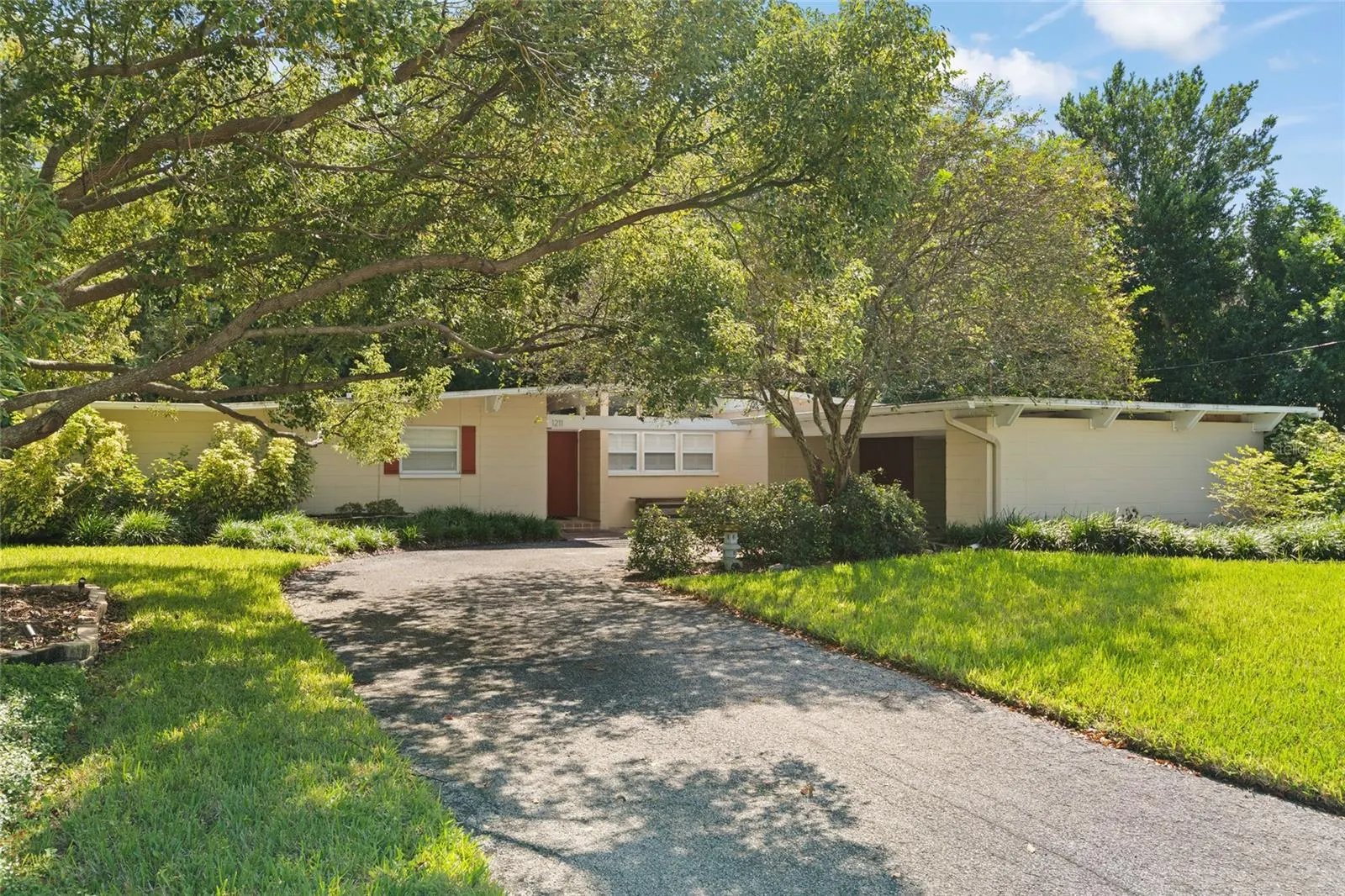 1211 BROOKSIDE DR