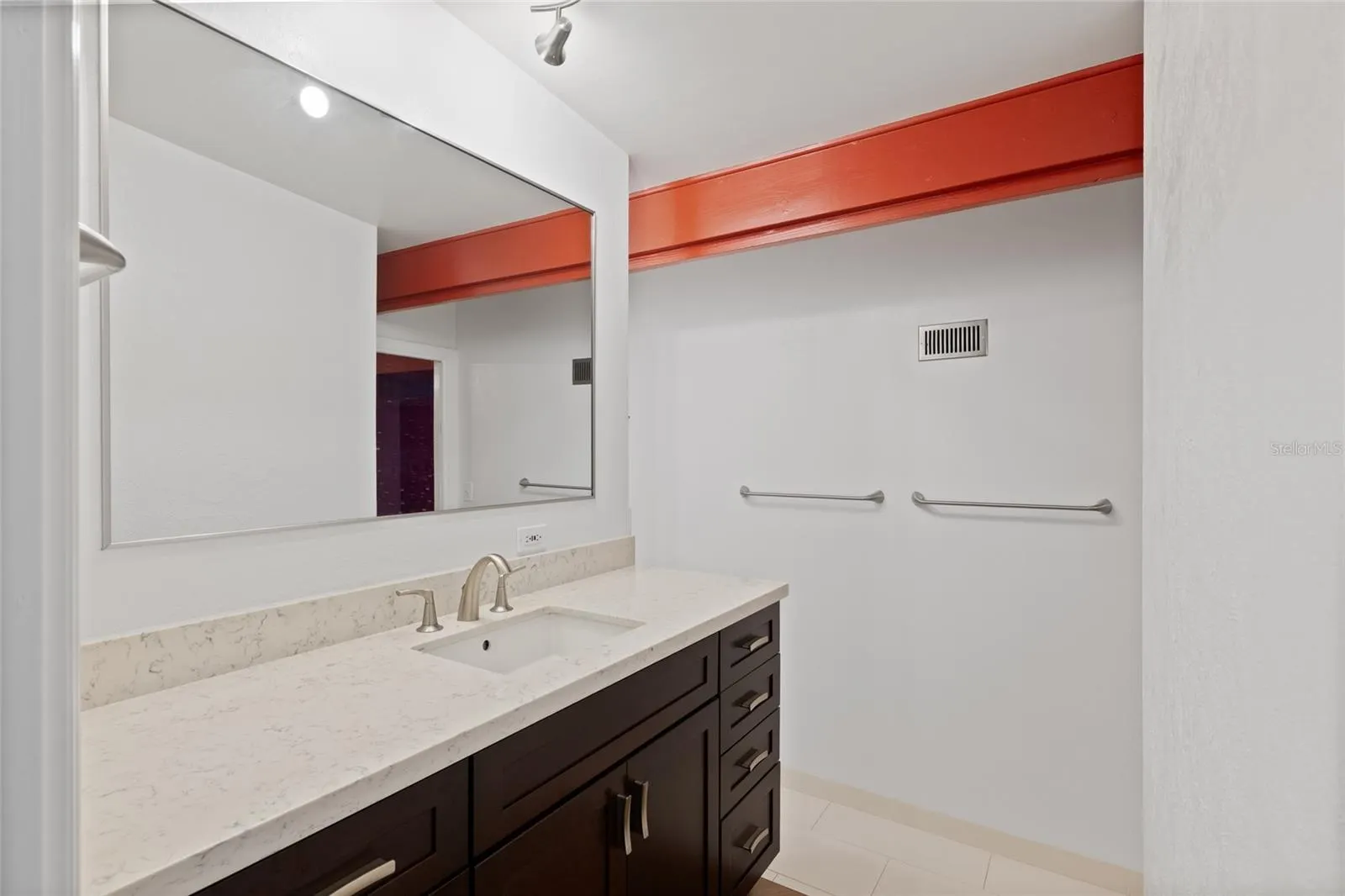 1211 BROOKSIDE DR