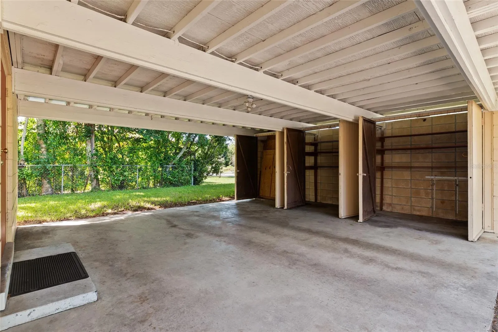 1211 BROOKSIDE DR