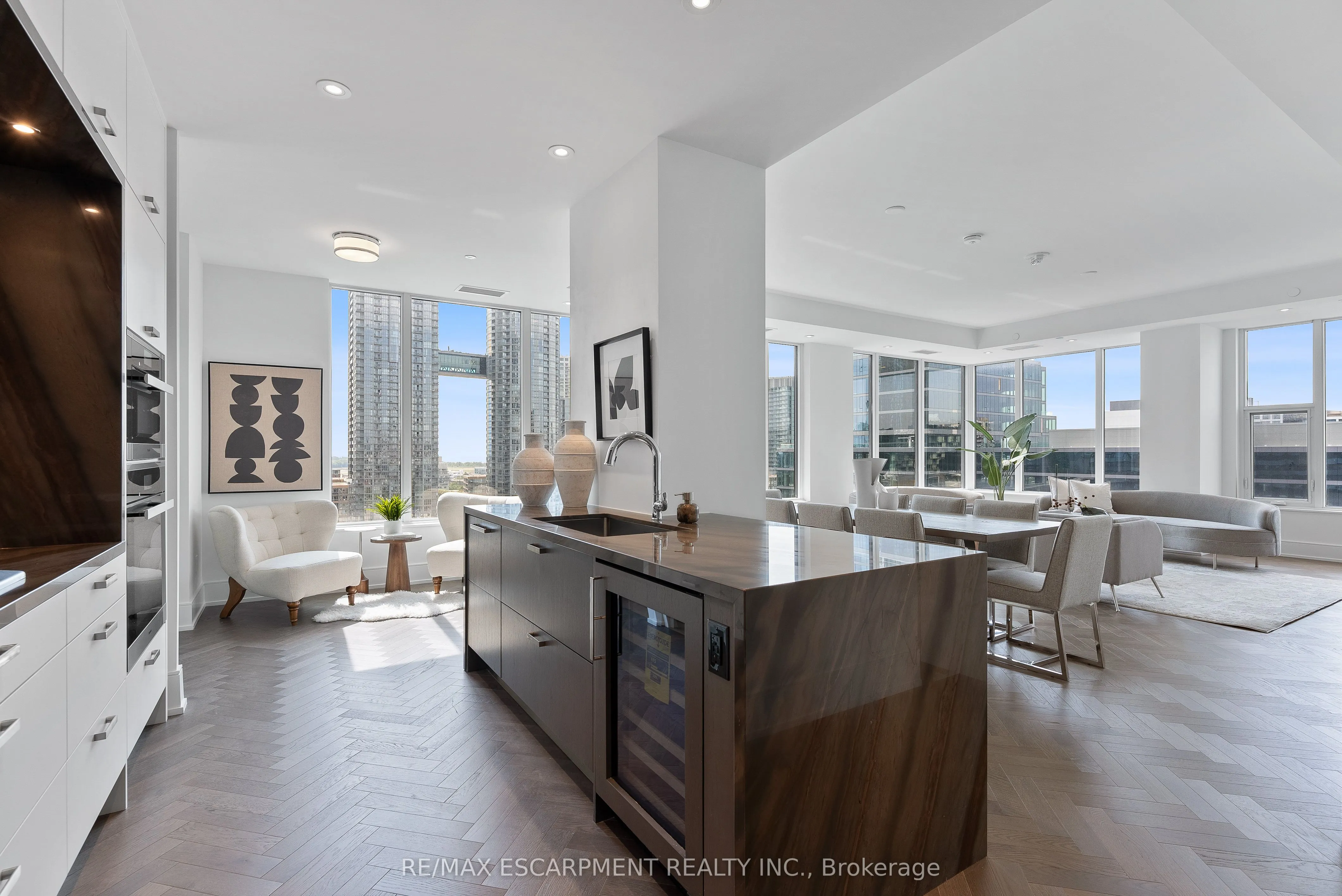 455 Wellington Street W #1108