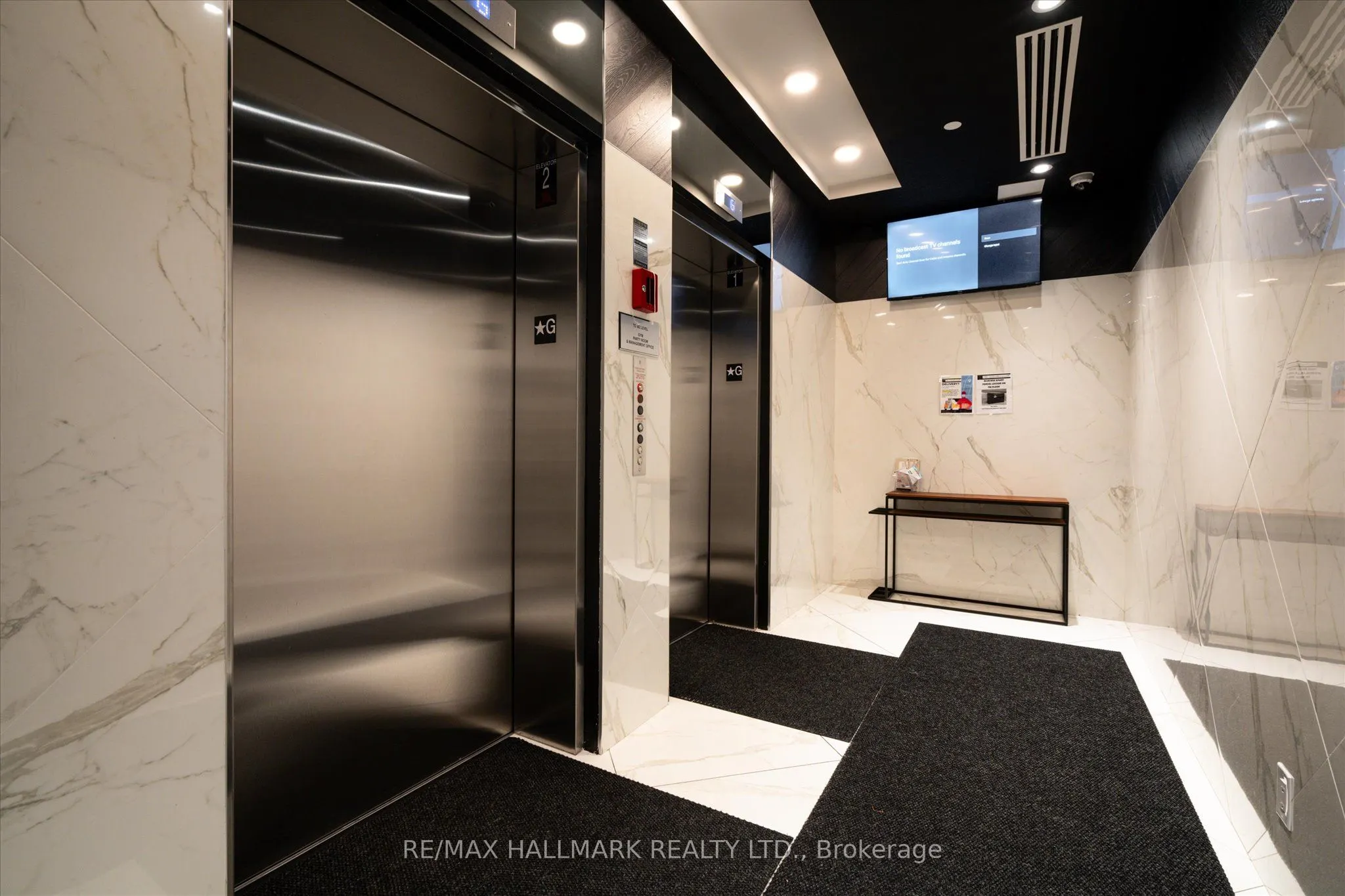 458 Richmond Street W, #204