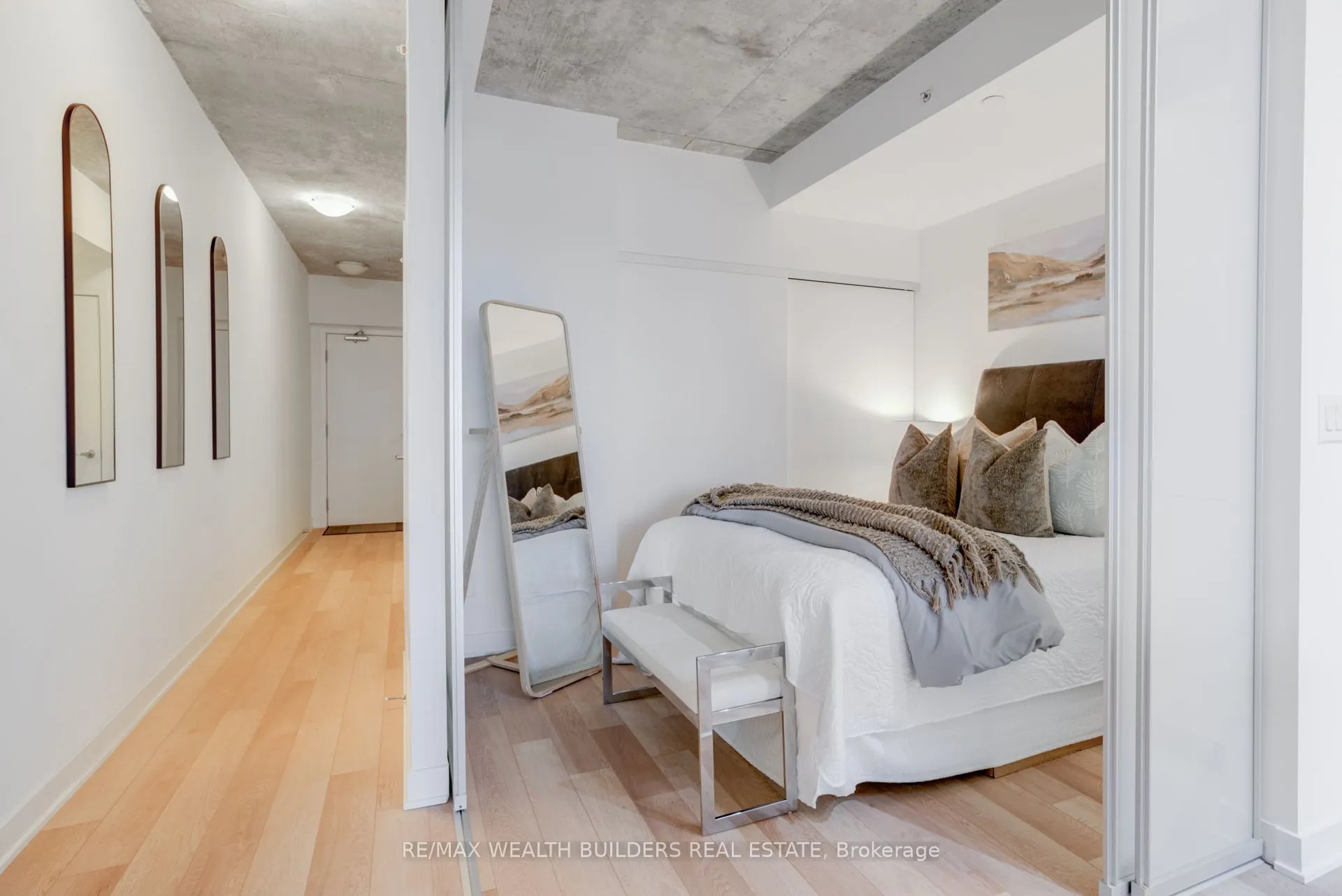 210 Simcoe Street, #1706