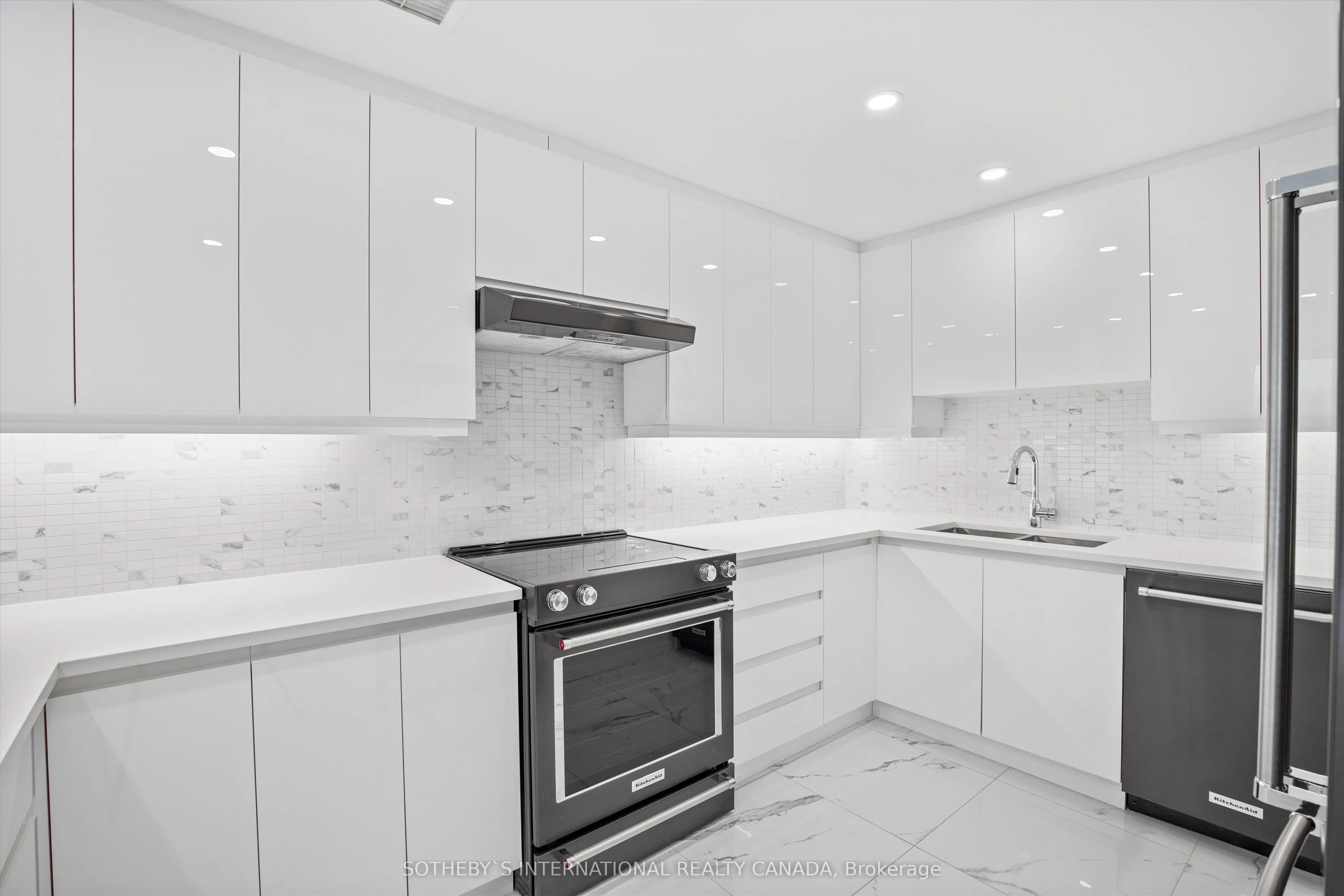 55A Avenue Road #408