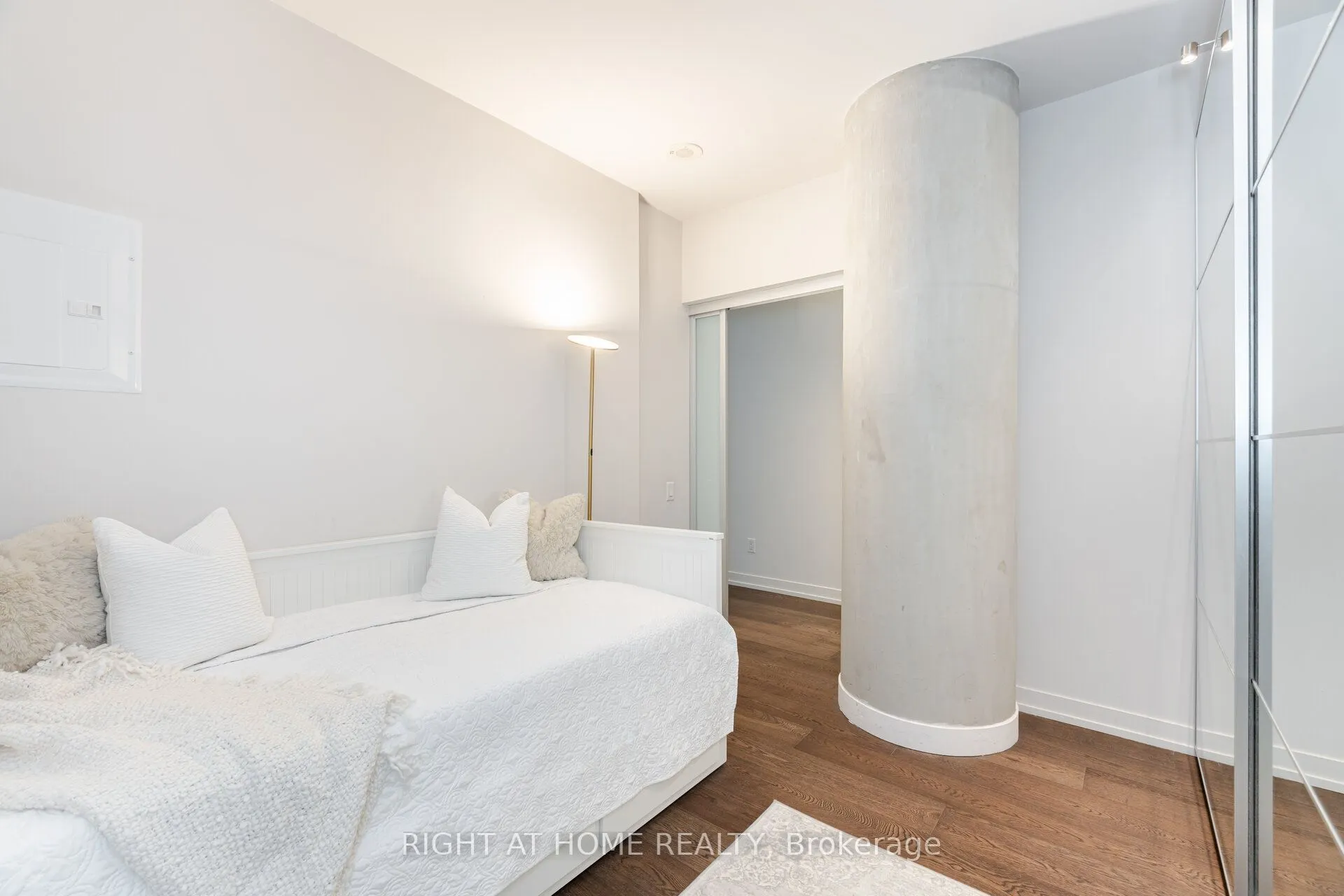 650 King Street W #106