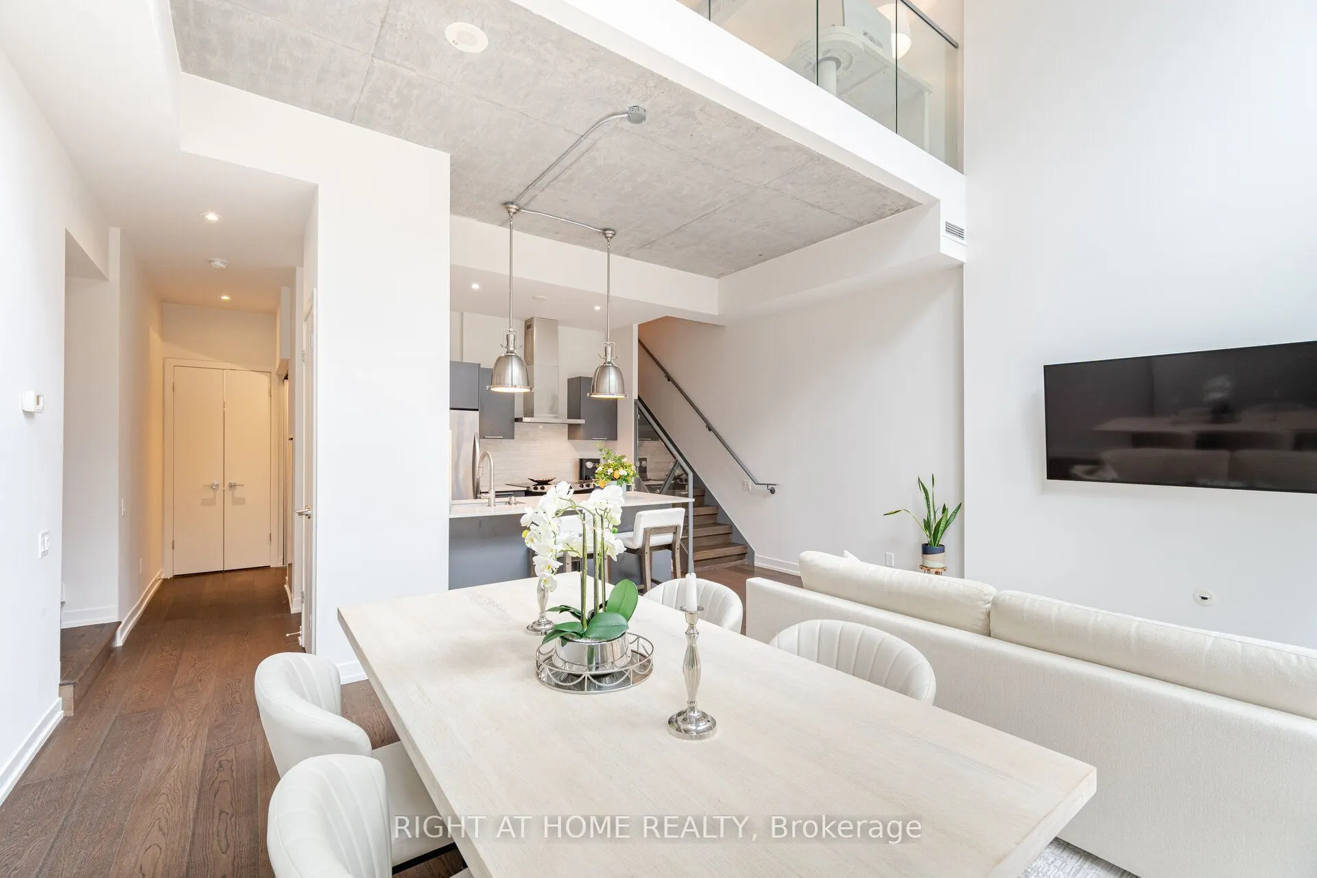 650 King Street W #106
