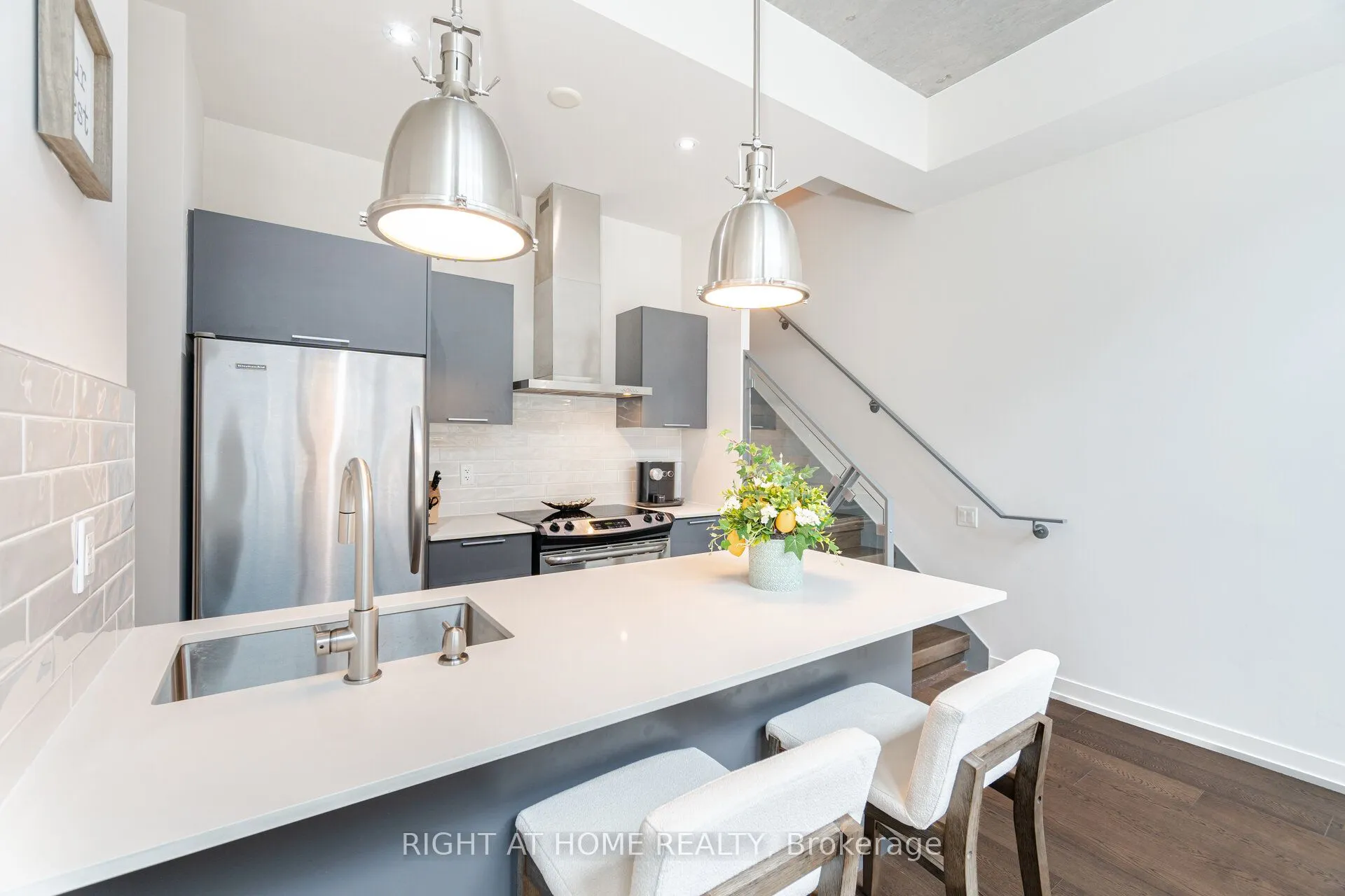 650 King Street W #106