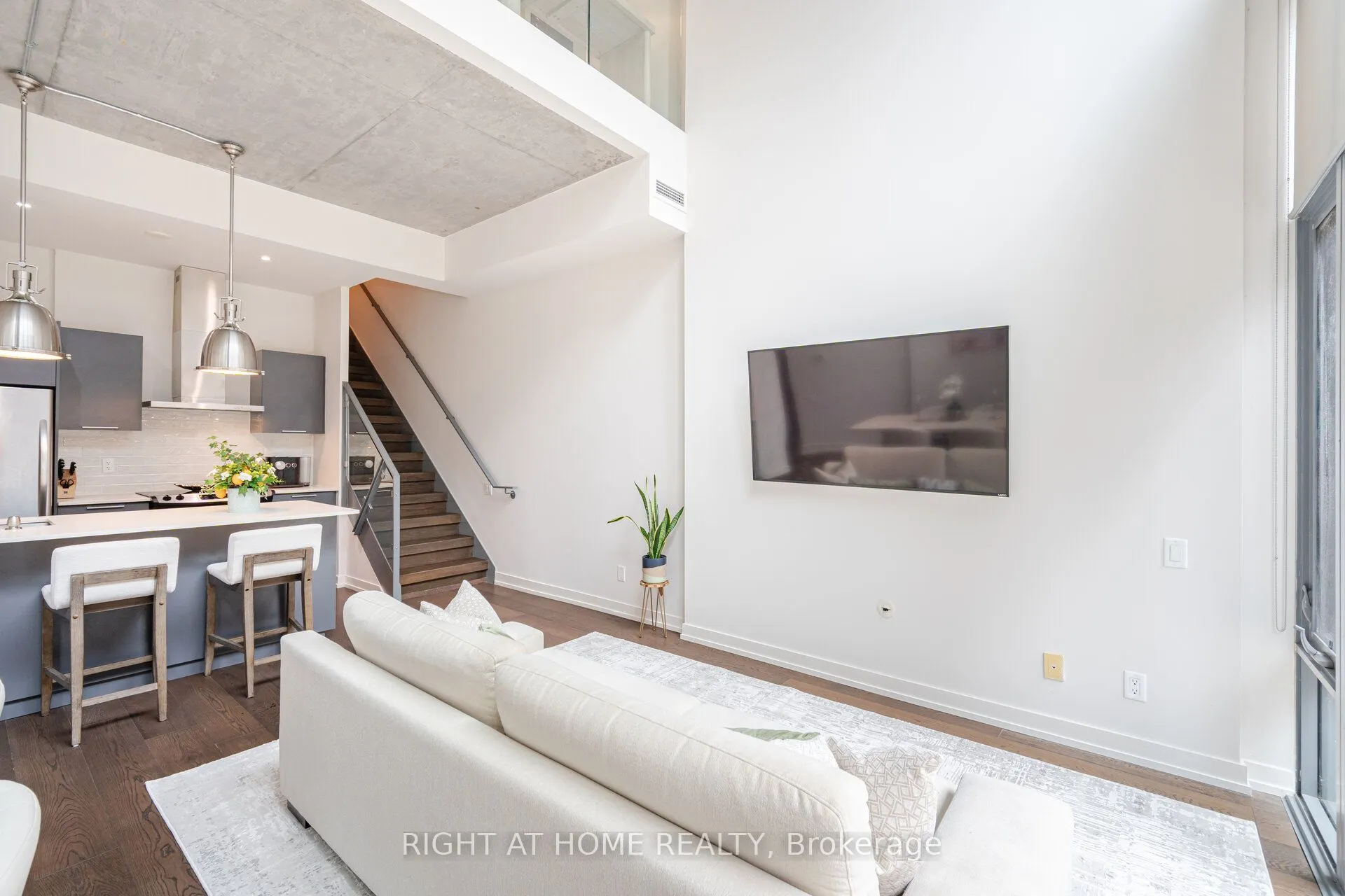 650 King Street W #106