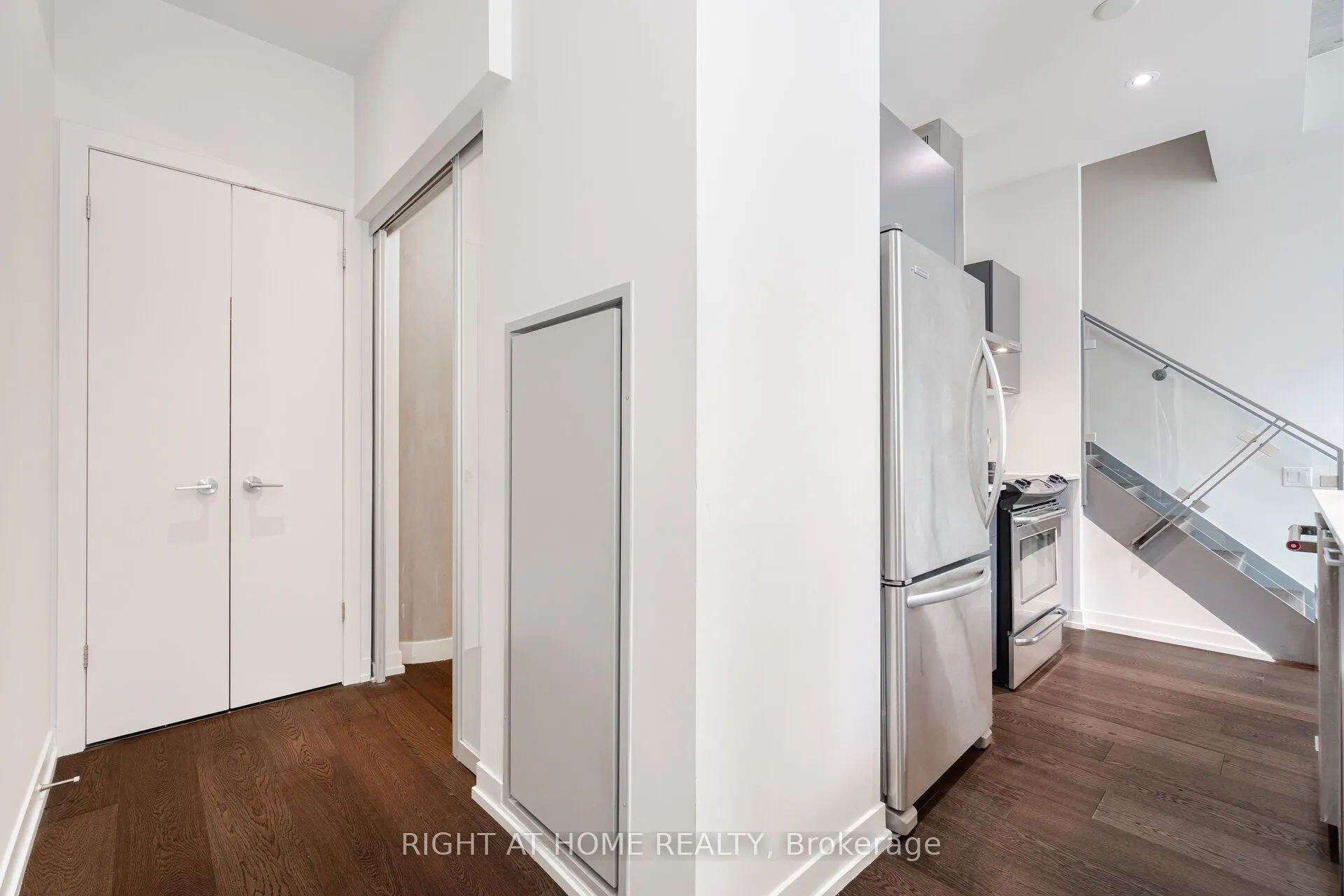 650 King Street W #106