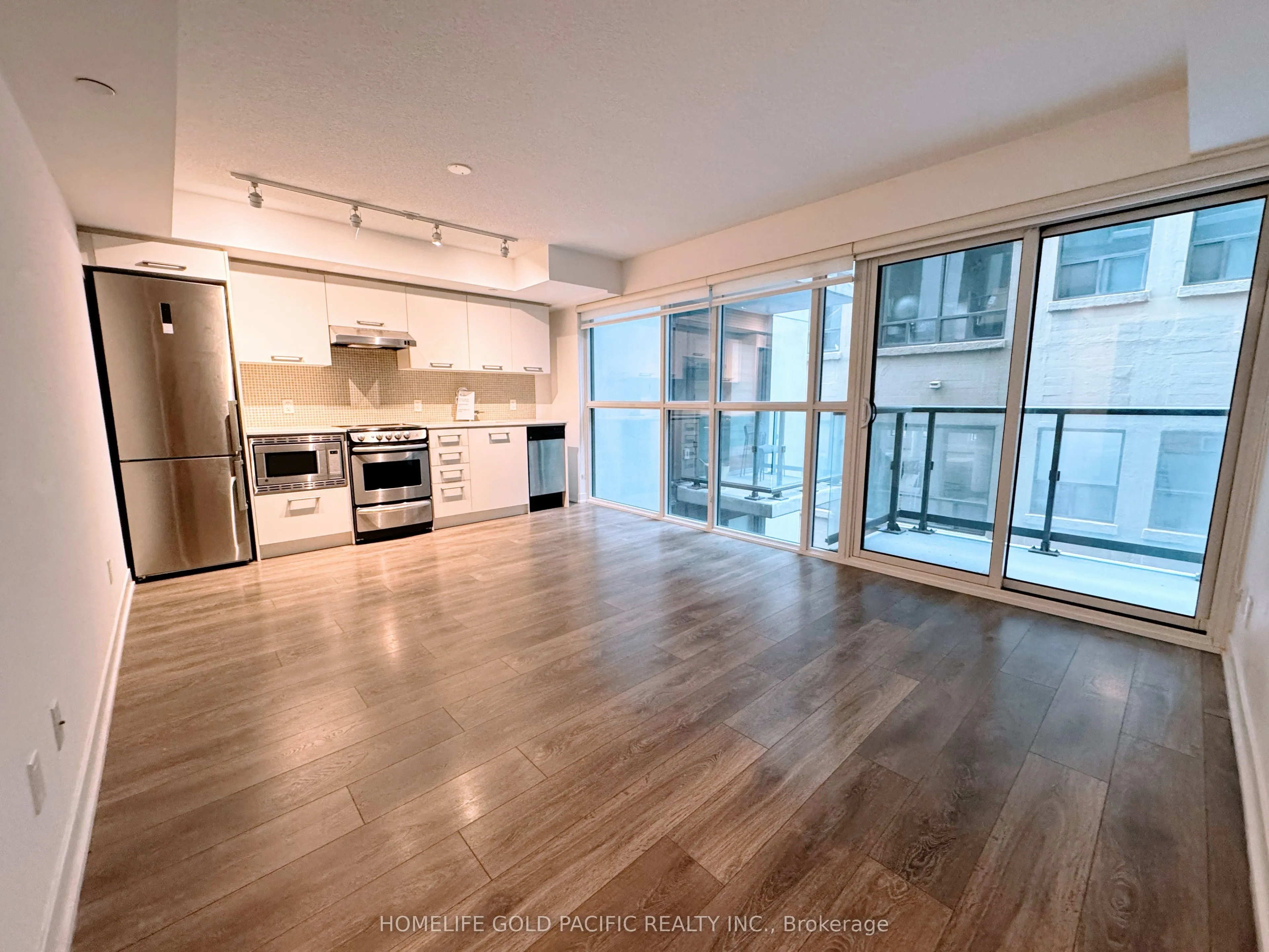 87 Peter Street, #811