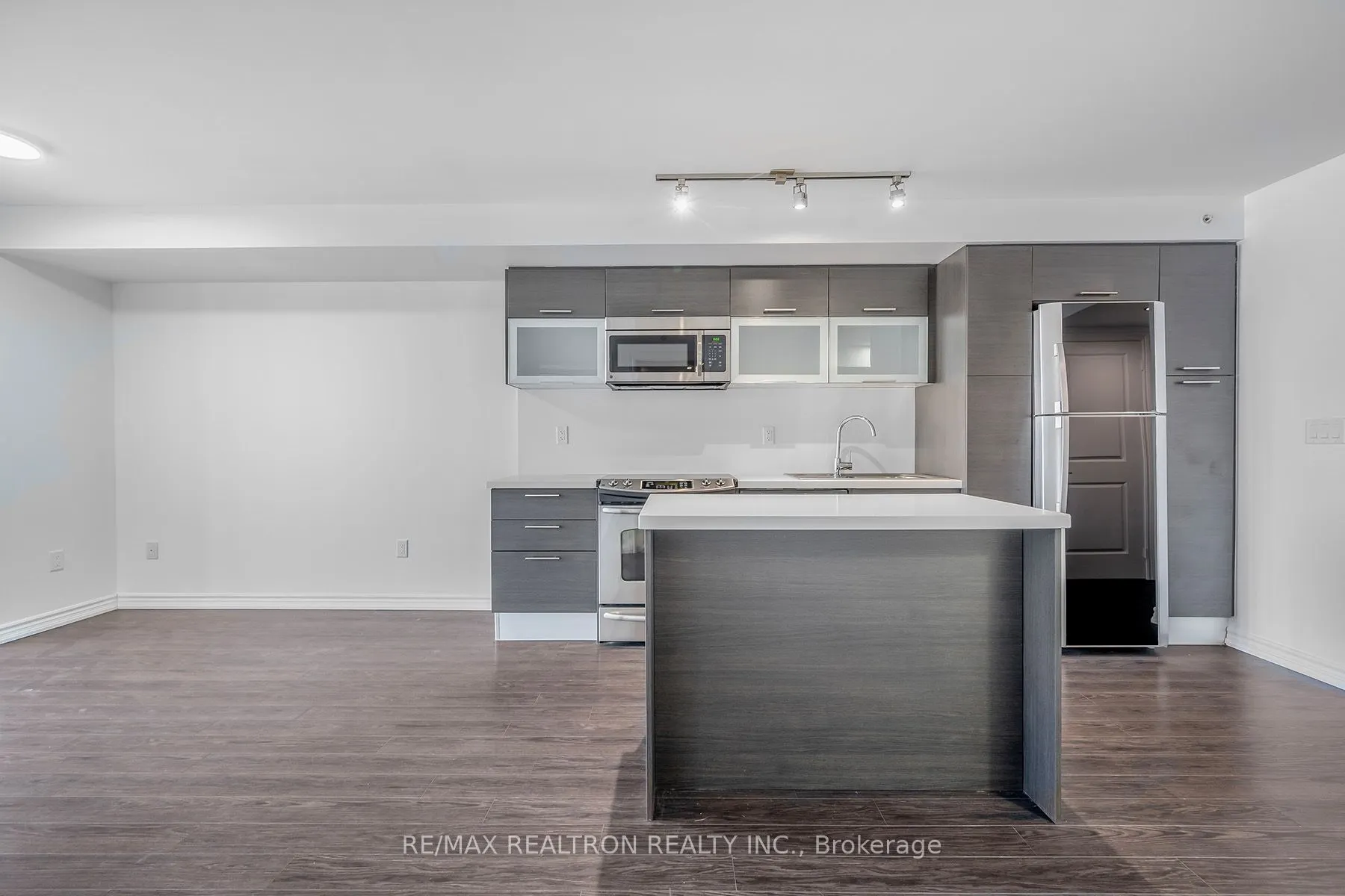386 Yonge Street, #2105