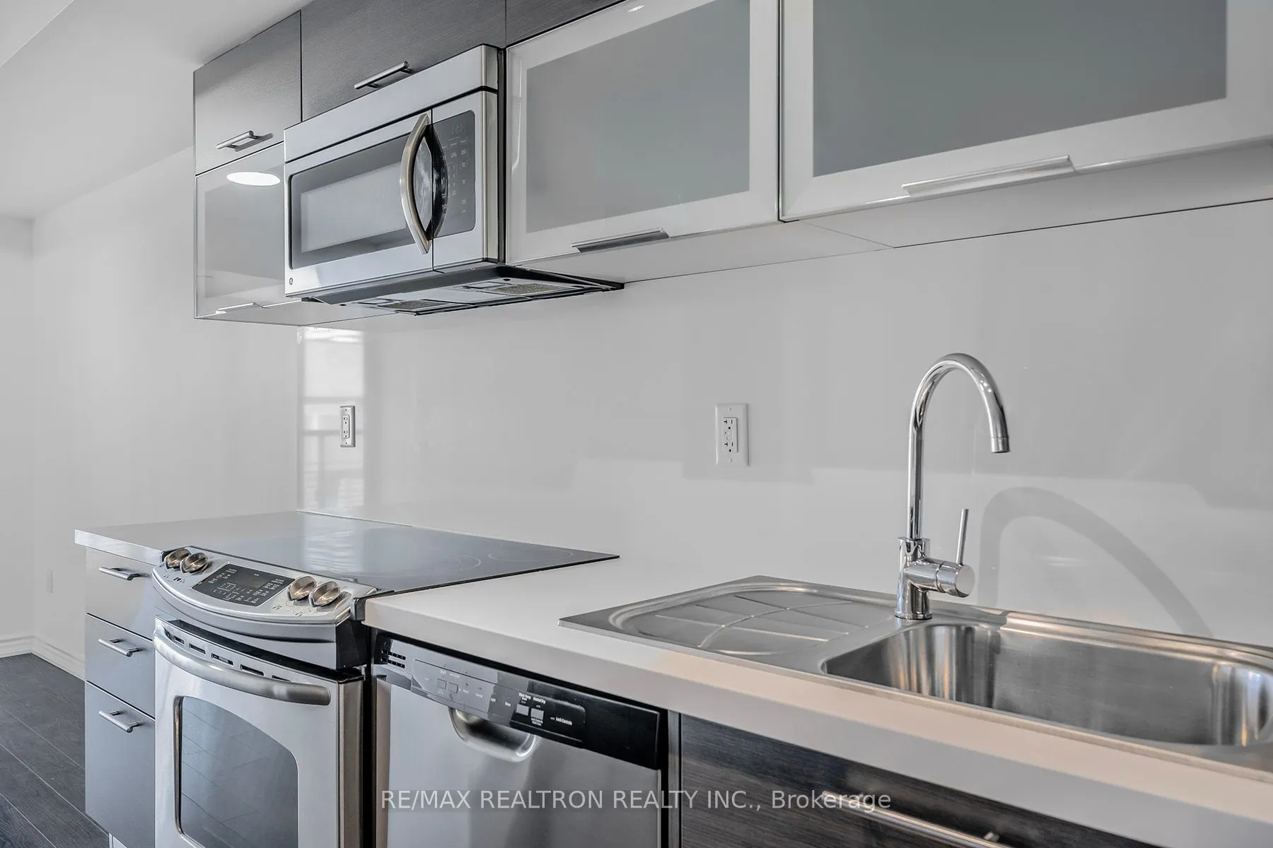 386 Yonge Street, #2105