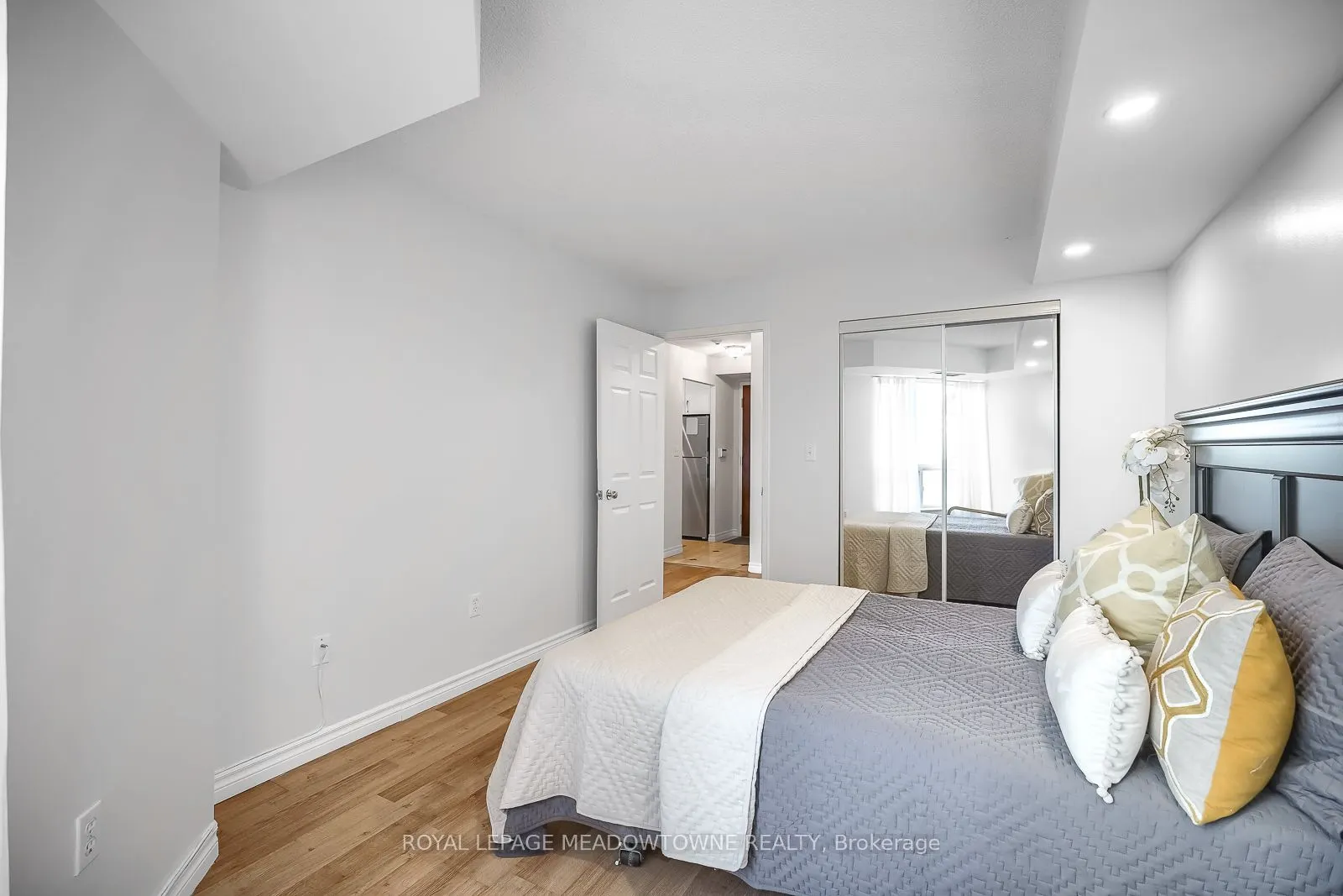 18 Pemberton Avenue S, #401