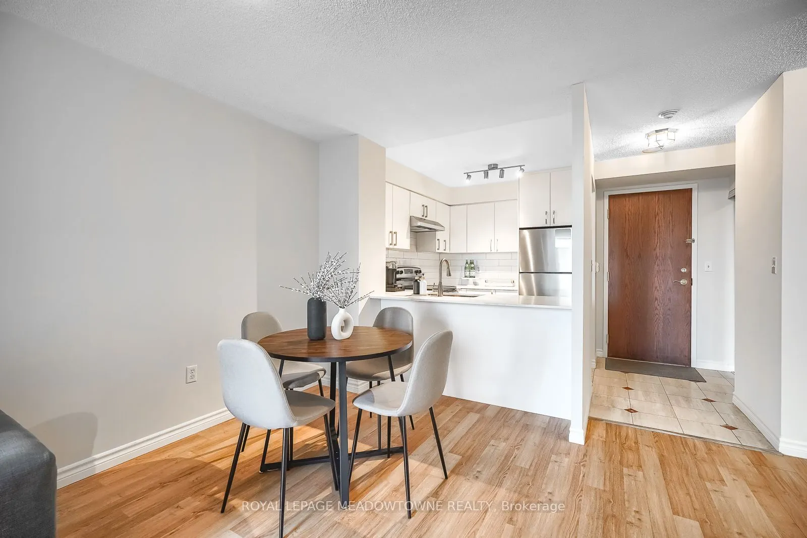 18 Pemberton Avenue S, #401