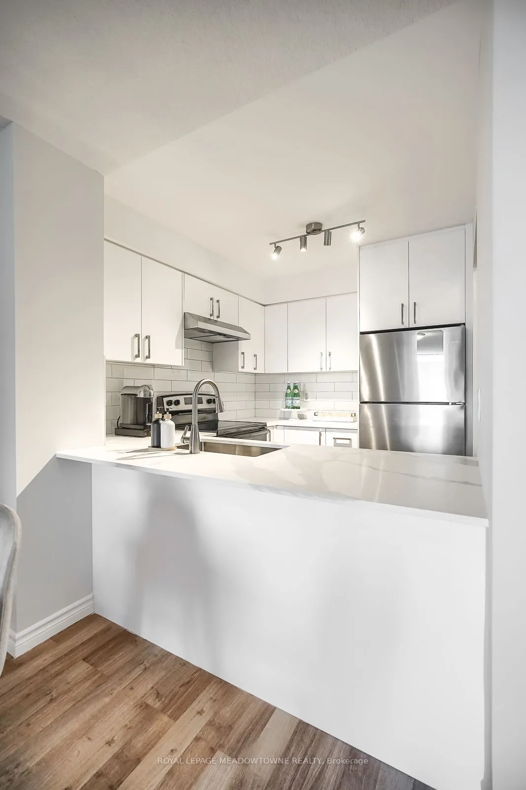 18 Pemberton Avenue S, #401