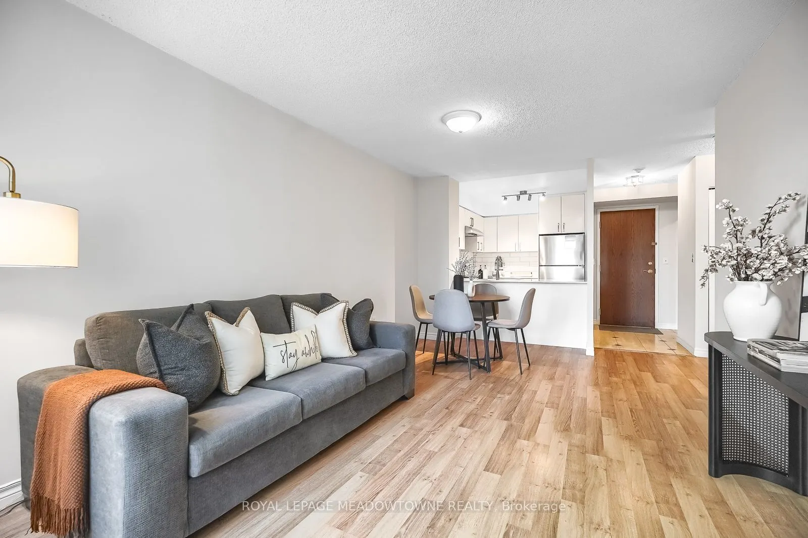 18 Pemberton Avenue S, #401