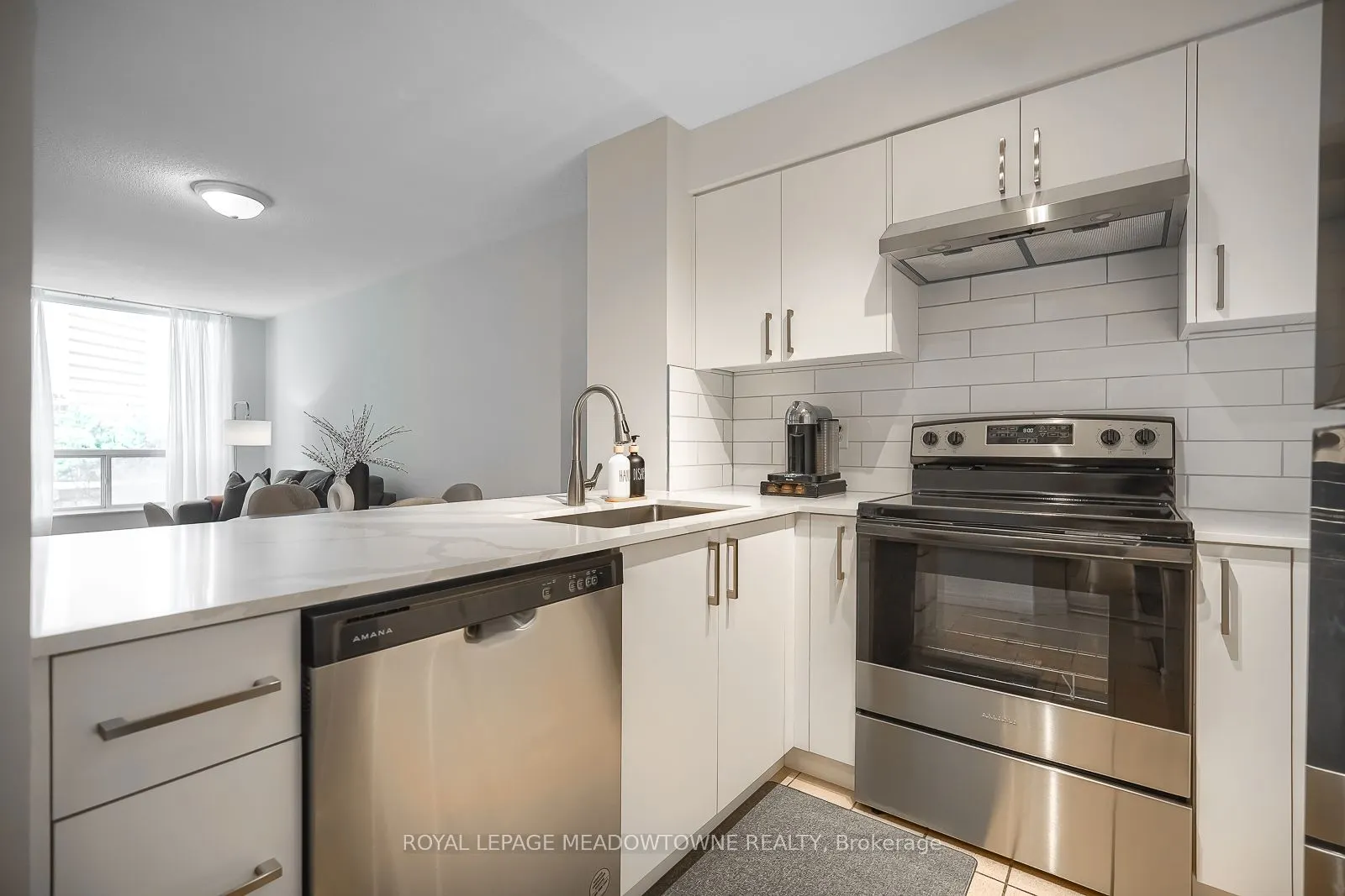 18 Pemberton Avenue S, #401